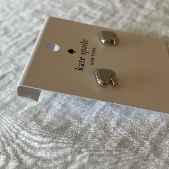 Kate Spade: NWT Metallic Silver Tone Spade Stud Earrings - Picture 5 of 9